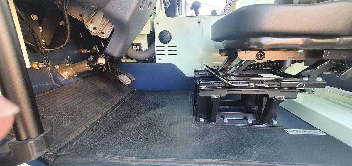 la alfombra T-Keeper en un vehículo blindado